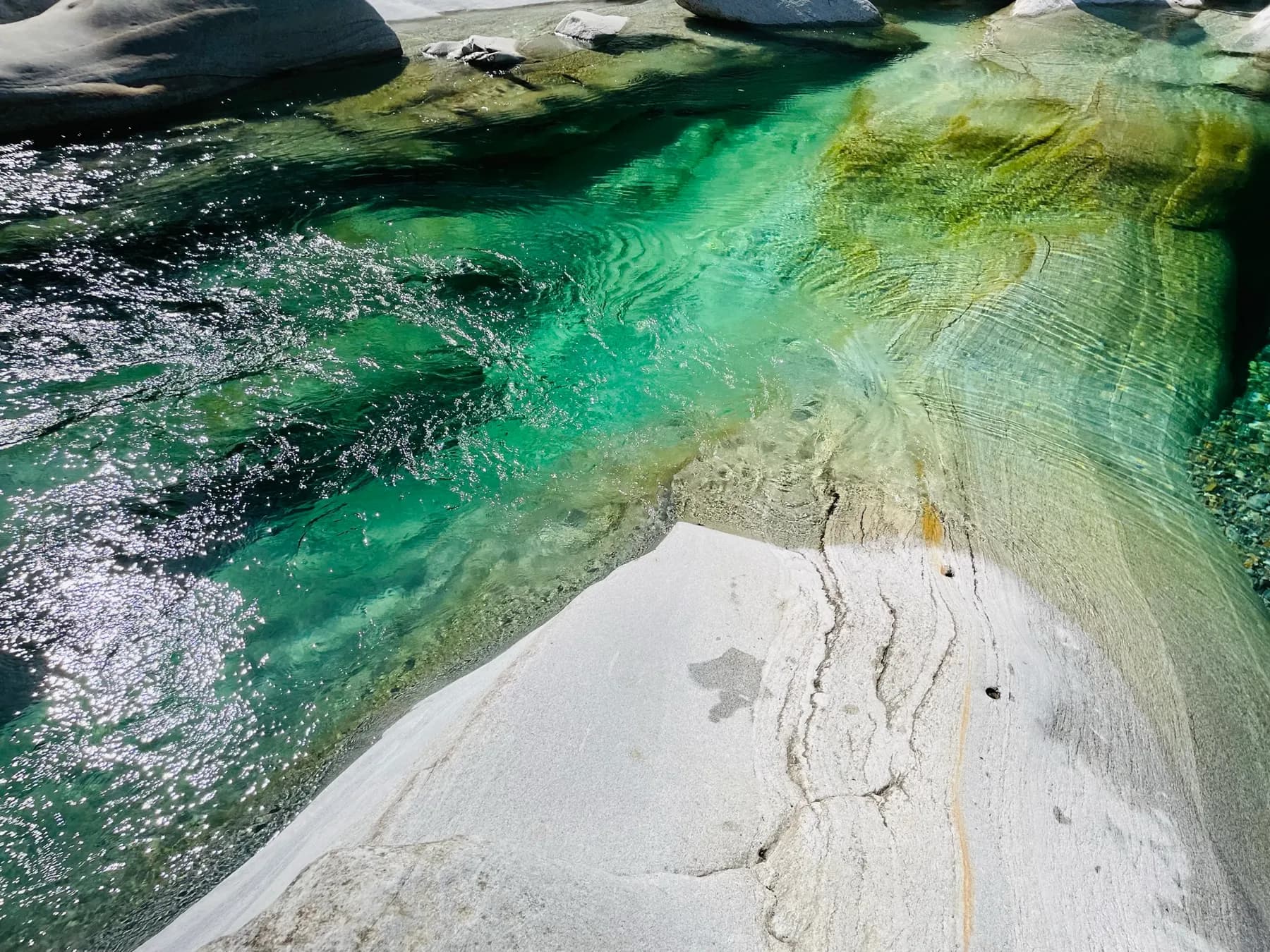Türkisfarbenes Flusswasser über glattem, hellem Fels