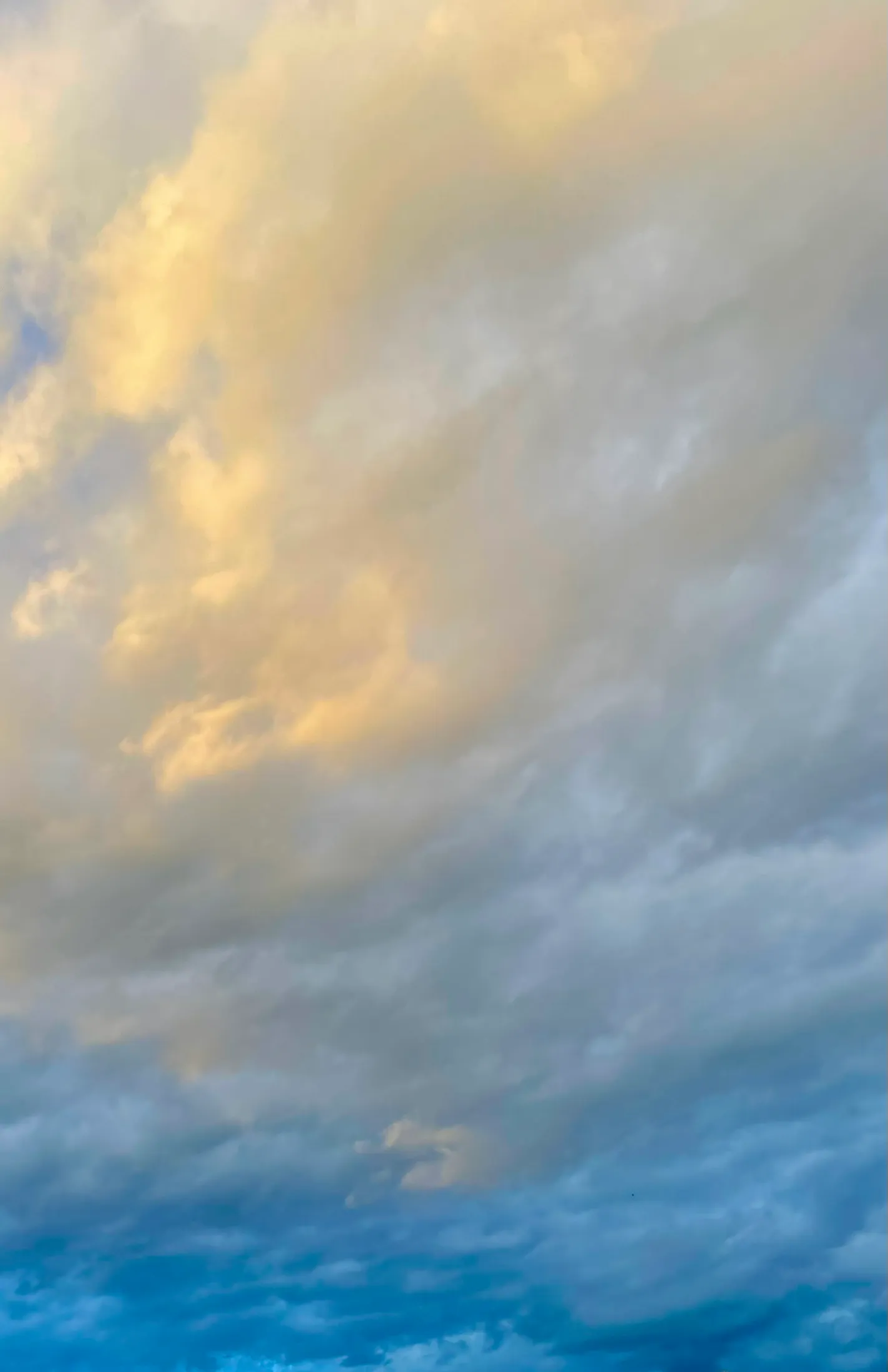 Abendwolken in Gold und Blau