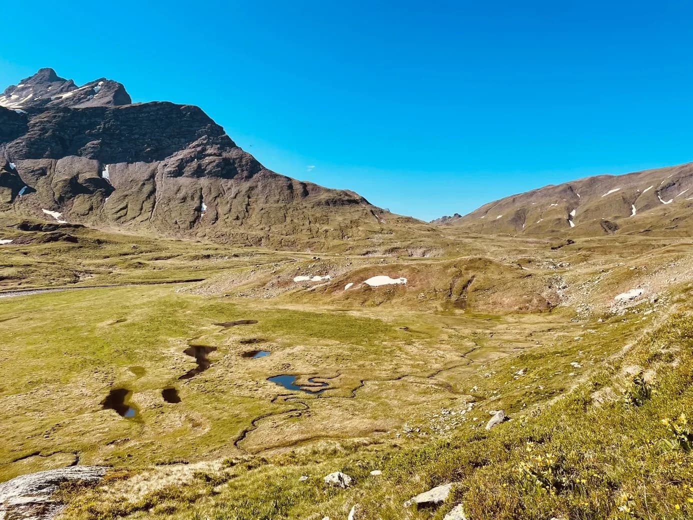 Alpine Hochebene mit verzweigten Wasserläufen — Inspiration für die Reliefs